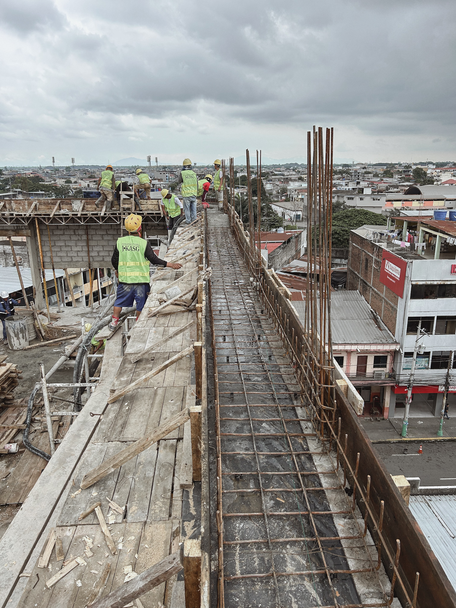 Equipo JKASG en obra revisando planos